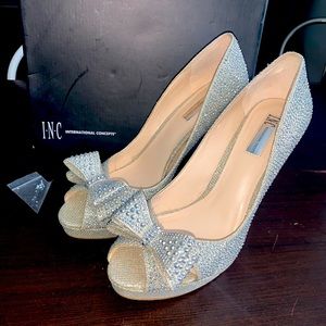 Stunning Sparkle Gemstone Bow Platform Heels Women’s 9.5